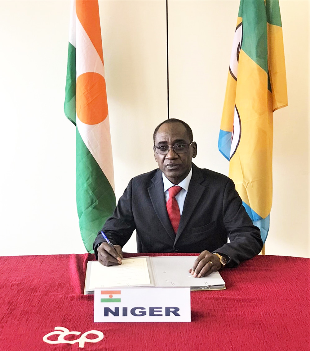 Naissance de l’Organisation des Etats d’Afrique, des Caraïbes et du Pacifique (OEACP) : L’ambassadeur Idé Alhassane signe l’accord de Georgetown révisé, de l’OEACP