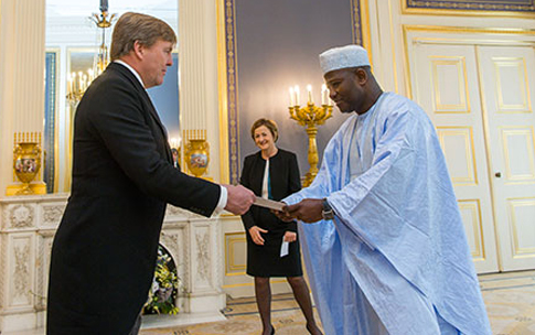Ousmane-Alhassane-Abba-lettres-creance-ambassadeur-Niger-Pays-Bas